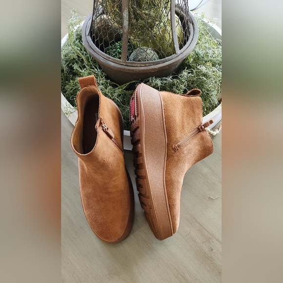 Fitflop Shoes - Fitflop Sumi  booties. Size 7.5